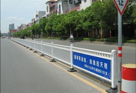 道路护栏城市公路马路隔离防撞栏杆人行道交通防护铁围栏